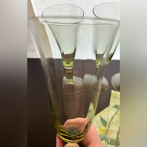 Set of 4 vintage, green glass, champagne flutes. 9.25” - Picture 11 of 14